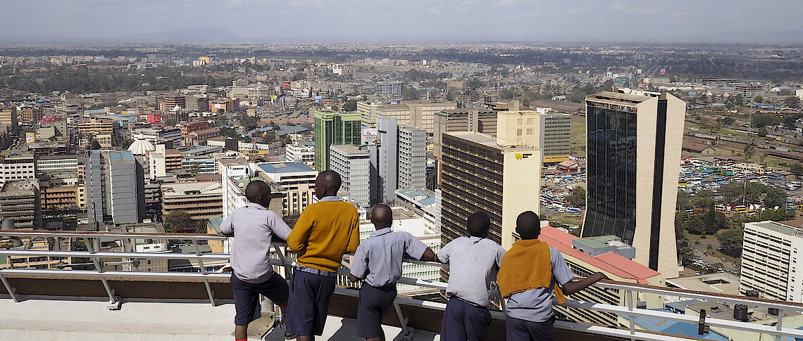 Chroniques : Les paradoxes de la modernité urbaine en Afrique